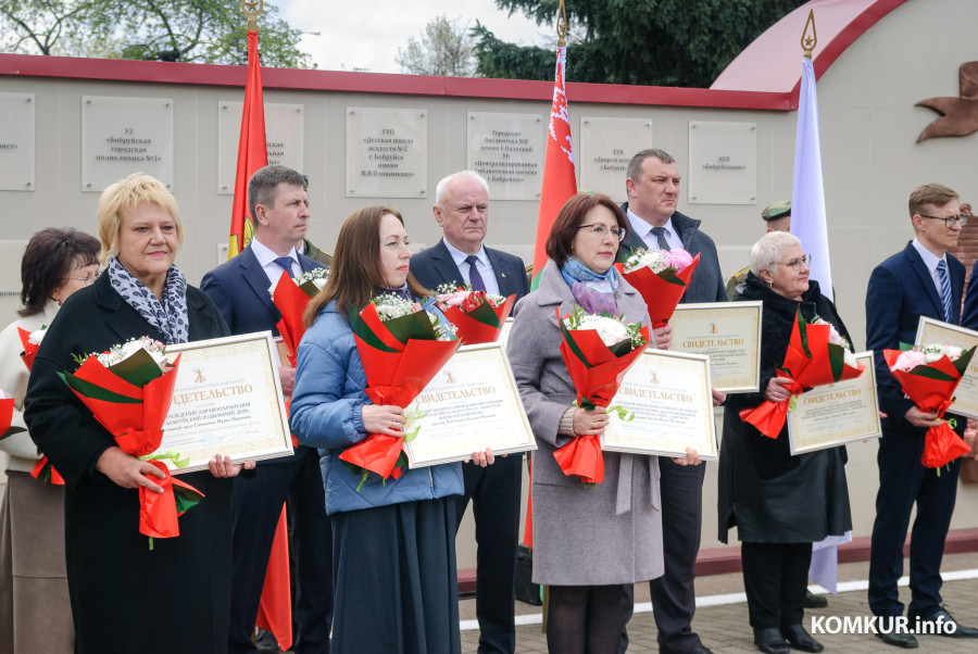 29.04.2026. Бобруйск. Октябрьская улица. Торжественная церемония занесения лучших трудовых коллективов Бобруйска на городскую доску почета