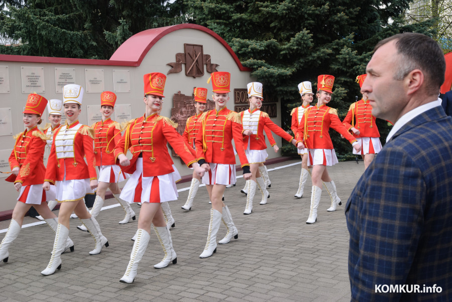 29.04.2026. Бобруйск. Октябрьская улица. Торжественная церемония занесения лучших трудовых коллективов Бобруйска на городскую доску почета