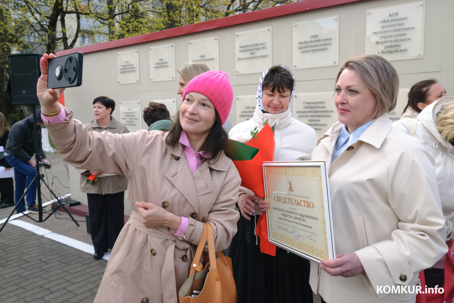 29.04.2026. Бобруйск. Октябрьская улица. Торжественная церемония занесения лучших трудовых коллективов Бобруйска на городскую доску почета