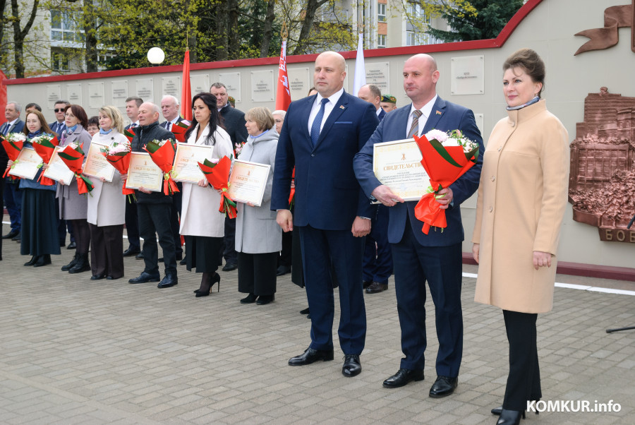 29.04.2026. Бобруйск. Октябрьская улица. Торжественная церемония занесения лучших трудовых коллективов Бобруйска на городскую доску почета