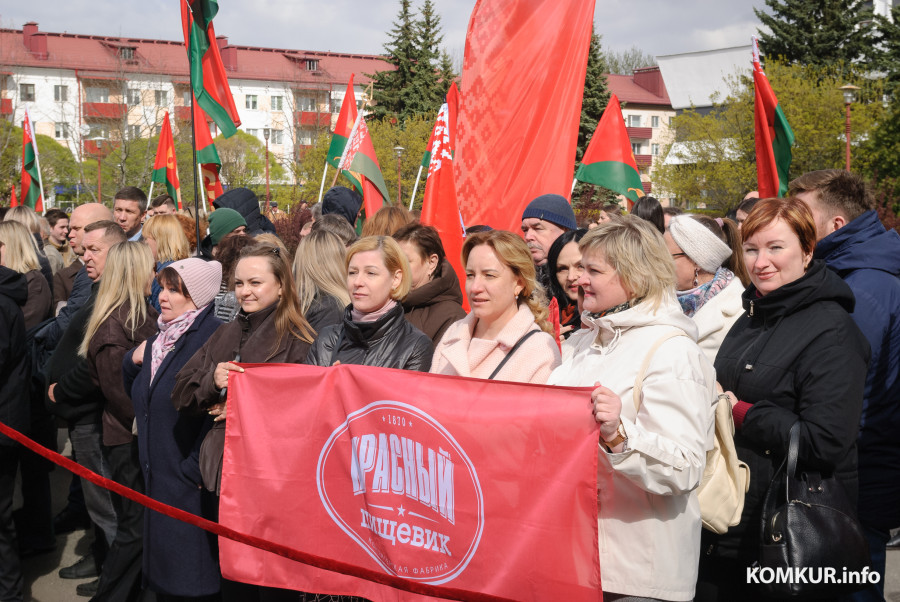 29.04.2026. Бобруйск. Октябрьская улица. Торжественная церемония занесения лучших трудовых коллективов Бобруйска на городскую доску почета