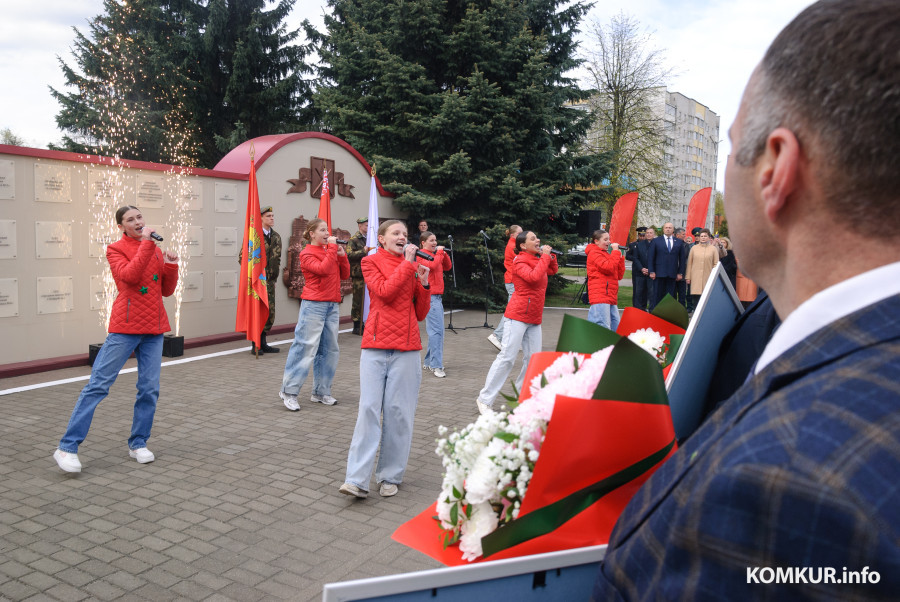 29.04.2026. Бобруйск. Октябрьская улица. Торжественная церемония занесения лучших трудовых коллективов Бобруйска на городскую доску почета