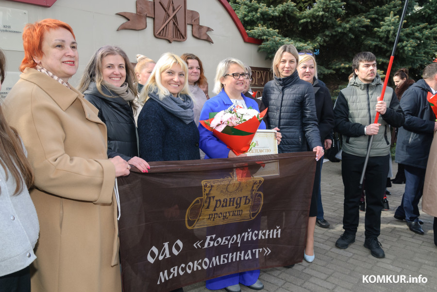 29.04.2026. Бобруйск. Октябрьская улица. Торжественная церемония занесения лучших трудовых коллективов Бобруйска на городскую доску почета
