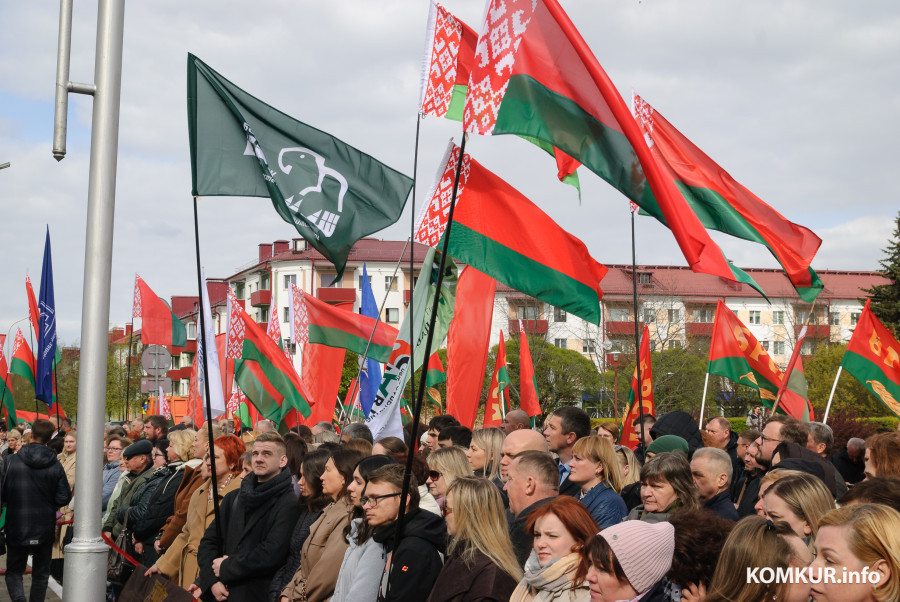 29.04.2026. Бобруйск. Октябрьская улица. Торжественная церемония занесения лучших трудовых коллективов Бобруйска на городскую доску почета