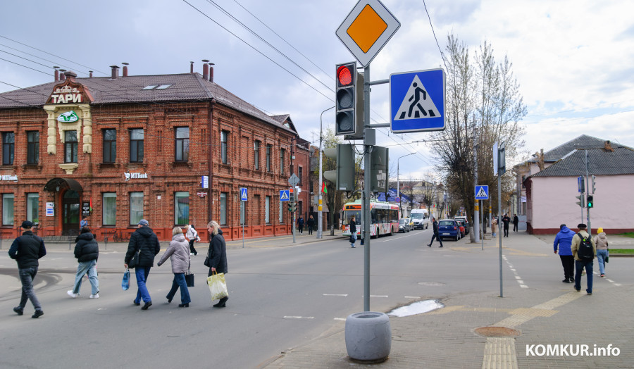 На перекрестке в центре Бобруйска по-новому заработал светофор: на свой "зеленый" пешеходы могут идти во всех направлениях
