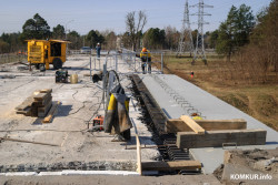 На бобруйском путепроводе у «Бабушкиной крынки» заменили тротуарные балки и смонтировали временный пешеходный переход