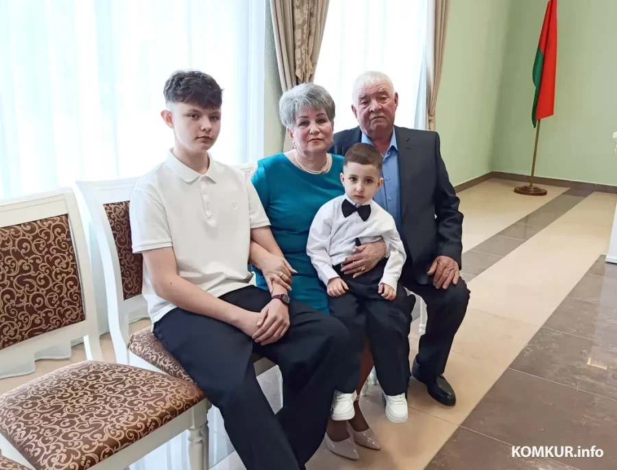 18.04.2026 г. Золотая свадьба Сергея Семеновича и Валентины Ивановны Щербы. С внуками Матвеем и Богданом.