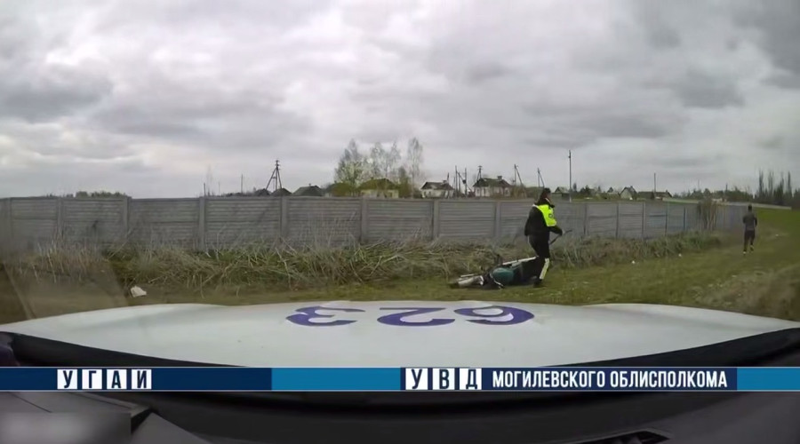 В агрогородке Речки Могилевского района задержали пьяного бесправника на мотоцикле. Кадр видео УВД.