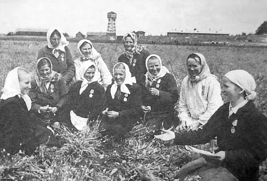 1952 г. Орденоносцы колхоза «Чырвоная змена». Фото: СБ.