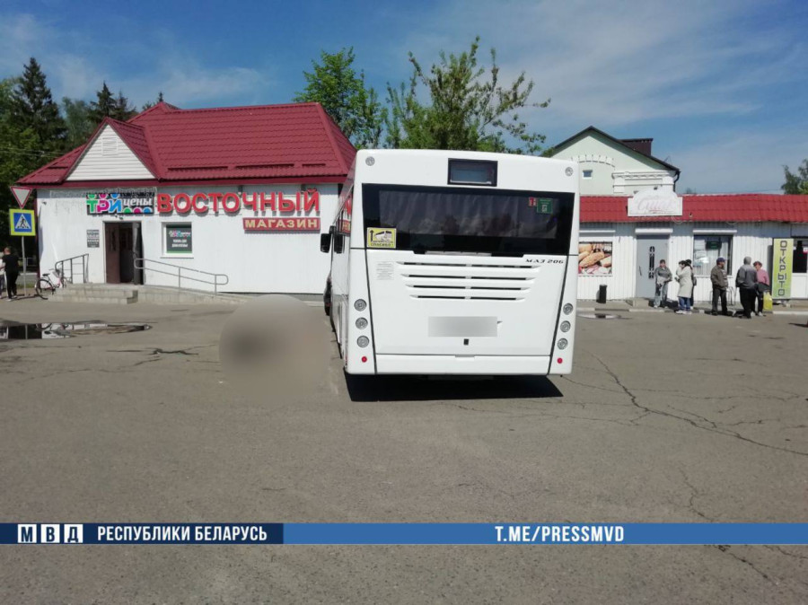 16 мая 2026 года. На автостанции в городе Чаусы произошла трагедия. Автобус МАЗ начал самопроизвольное движение и совершил наезд на двух пешеходов. Фото: телеграм-канал МВД.