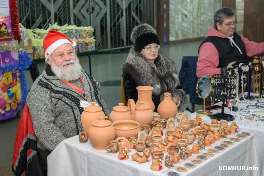 23.12.2023, Дворец искусств Бобруйска. Юрий Бовда на ярмарке мастеров. Фото: Александр Чугуев.