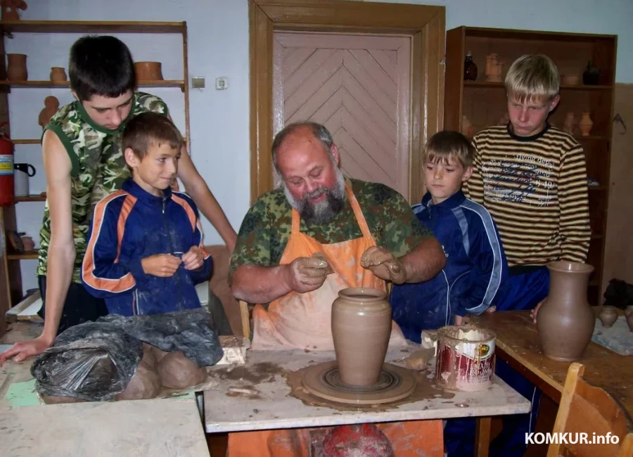 Юрий Бовда с учениками гончарного кружка в Глуше, 2008 г.
