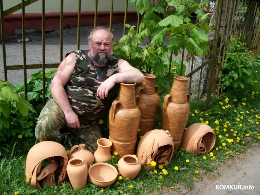 Юрий Бовда со своими работами. Глуша, 2007 г.