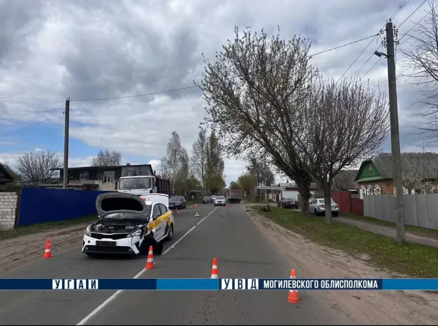 В Бобруйске на улице Кирова мотоциклист врезался в автомобиль во время совершения обгона 