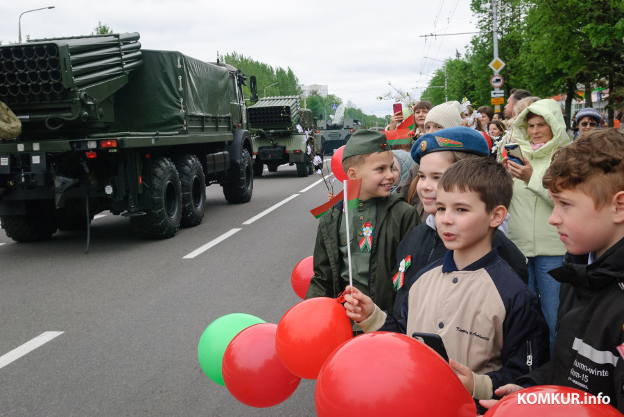 09.05.2026. Минская улица – Социалистическая улица – площадь Победы. Шествие праздничной колонны ветеранов Великой Отечественной войны, руководства города, представителей трудовых коллективов, молодежи и общественности Бобруйска в честь Дня Победы.