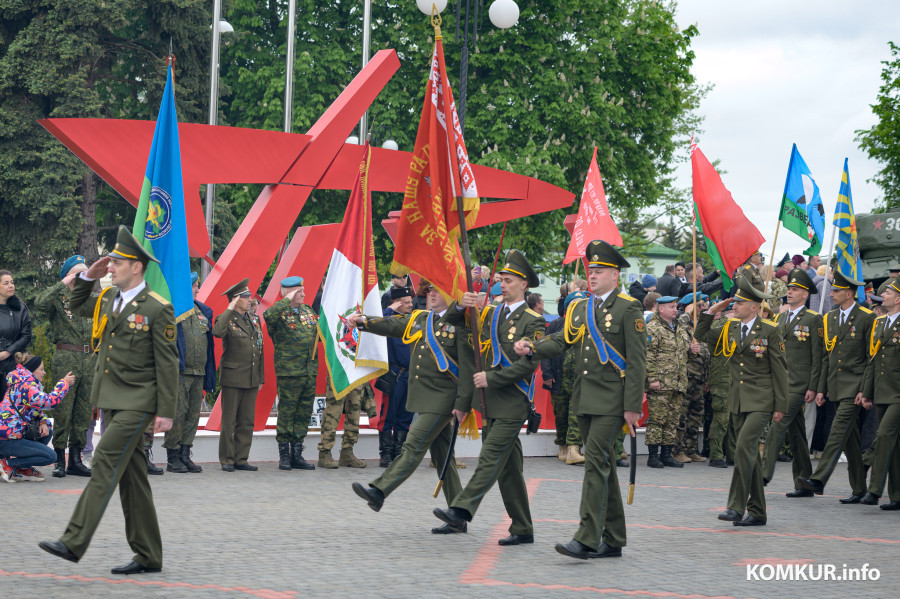 09.05.2026. Площадь Победы. Церемония возложения цветов, памятный митинг и торжественное прохождение военнослужащих Бобруйского гарнизона.