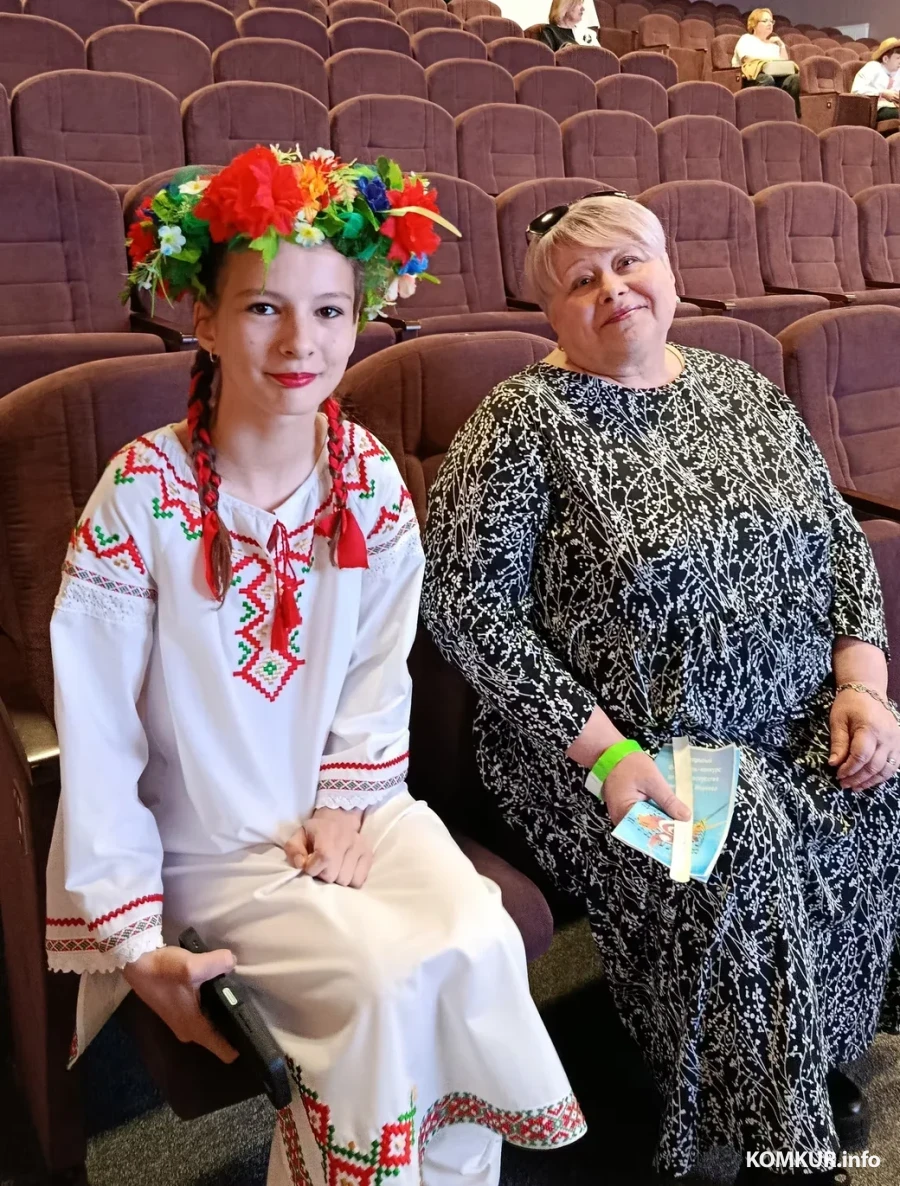 15.05.2026 г. Глуск. Церемония открытия II Открытого фестиваля-конкурса детского искусства имени В. К. Иванова. Участница из Любани Виталина Юркова и ее преподаватель Ирина Ягур. Выступает девушка в номинации "Народное пение, соло".