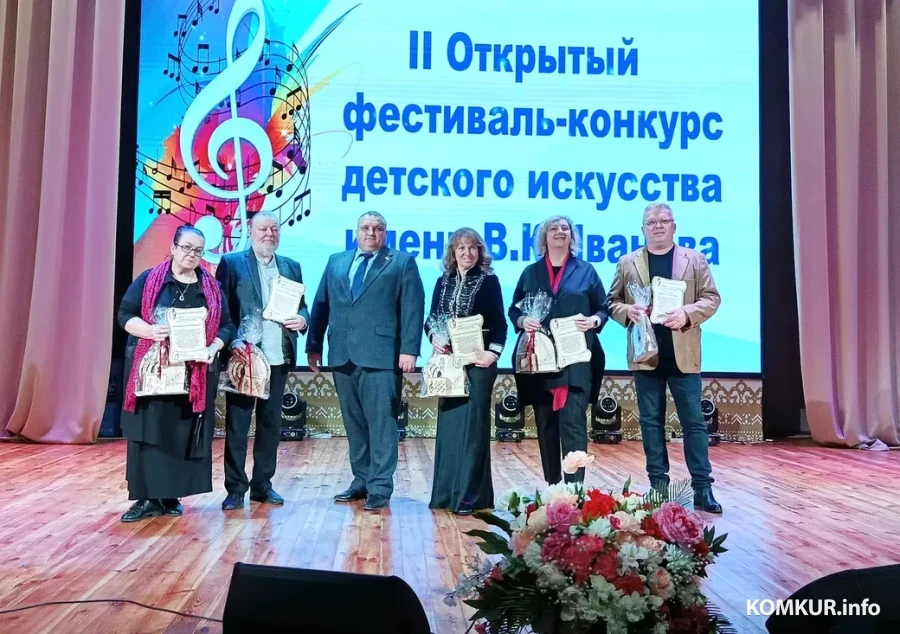 15.05.2026 г. Глуск. Церемония открытия II Открытого фестиваля-конкурса детского искусства имени В. К. Иванова. На сцене - члены жюри конкурса и председатель Глусского райисполкома Алексей Журавлев (третий слева).