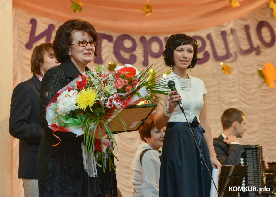 21.11.2014, Бобруйск. Праздничный концерт "Рэтра ў лiстападзе" народного ансамбля аккордеонистов "Интермеццо", посвященный 10-летию создания коллектива . С юбилеем музыкантов поздравляет заместитель начальника управления идеологической работы, культуры и по делам молодёжи Бобруйского горисполкома Ирина Роскач.