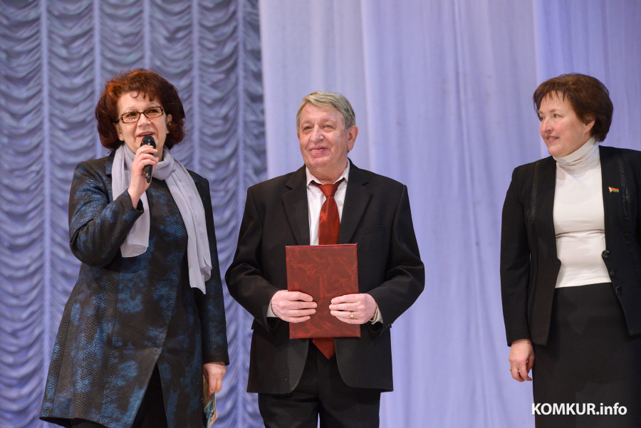 23.04.2016, Бобруйск. Праздничный концерт образцовой хореографической студии "Бобренок" "Мы — единое целое", посвященный 25-летию коллектива. Заместитель начальника управления идеологической работы, культуры и по делам молодёжи Бобруйского горисполкома Ирина Роскач и депутат Бобруйского городского Совета депутатов Ирина Нецветаева поздравляют Сергея Лукашевича с юбилеем коллектива.