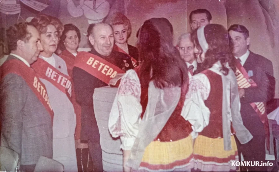 1989 год. Модест Вульфович Сиротин среди ветеранов труда. 