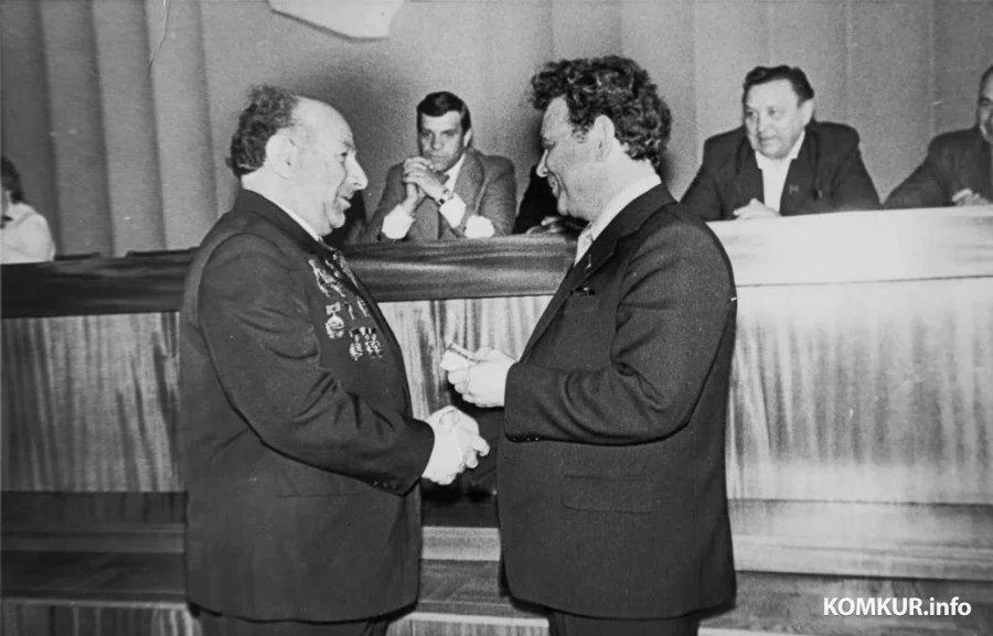 1981 год. Модест Вульфович Сиротин получает орден Дружбы народов из рук министра. 