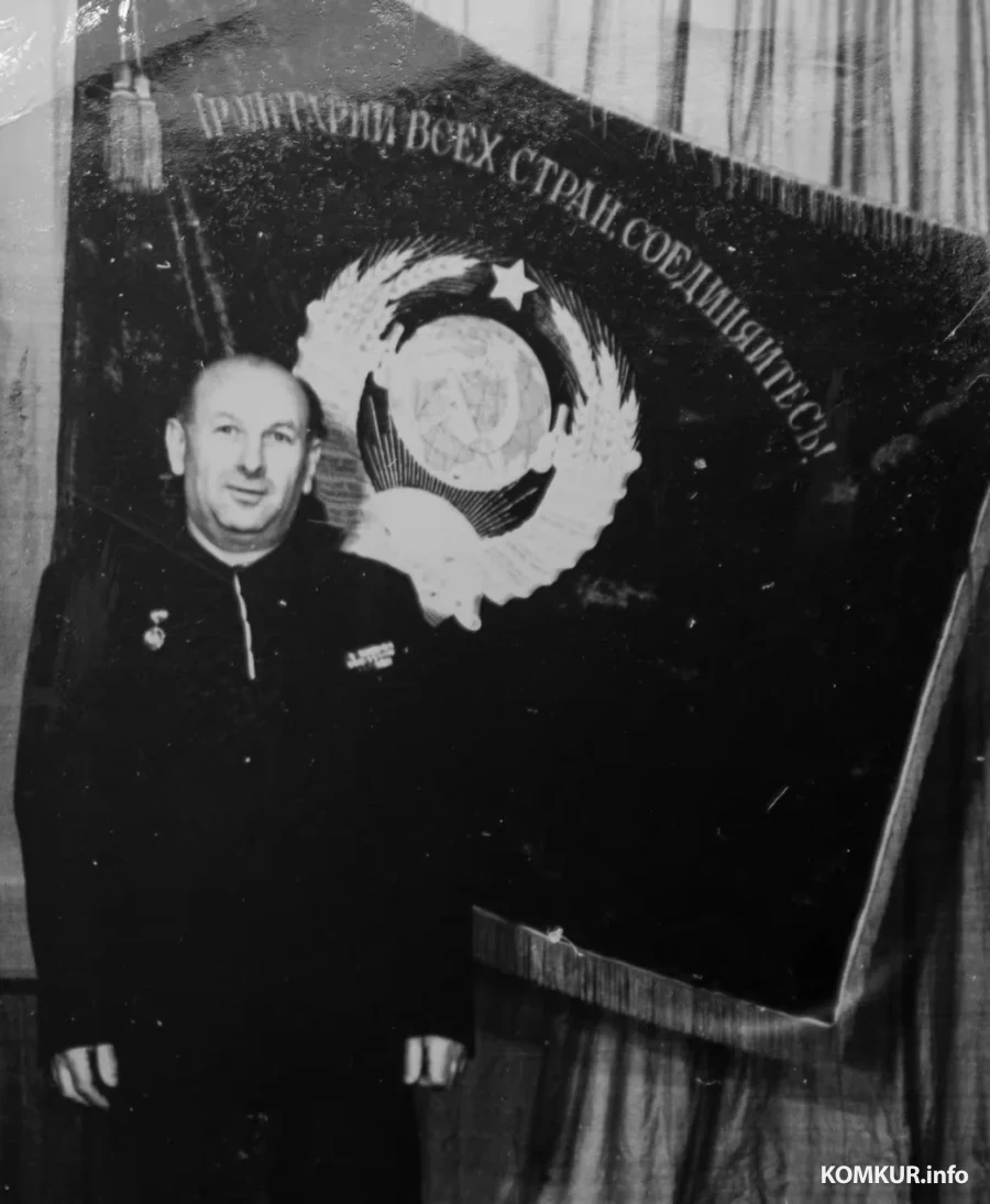 1979 год. Модест Вульфович Сиротин, победитель социалистического соревнования у развернутого знамени треста. 