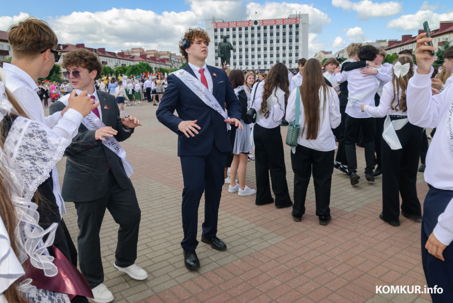 23.05.2026. Площадь им. В.И.Ленина. Шествие выпускников школ 2026 года на площадь имени В.И.Ленина и большой концерт.