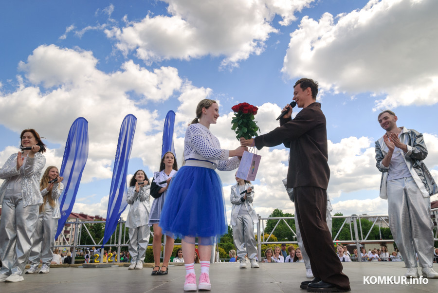 23.05.2026. Площадь им. В.И.Ленина. Шествие выпускников школ 2026 года на площадь имени В.И.Ленина и большой концерт. Для Ксении Зиновенко, воспитанница Образцового хореографического ансамбля «Василёк», школьный выпускной совпал с ее днем рождения. Поздравляем!