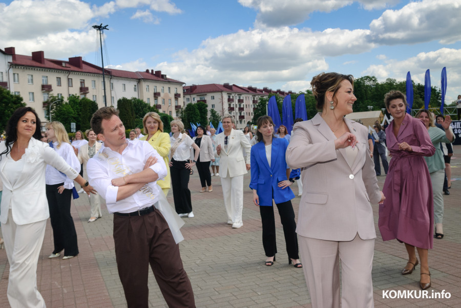23.05.2026. Площадь им. В.И.Ленина. Шествие выпускников школ 2026 года на площадь имени В.И.Ленина и большой концерт.