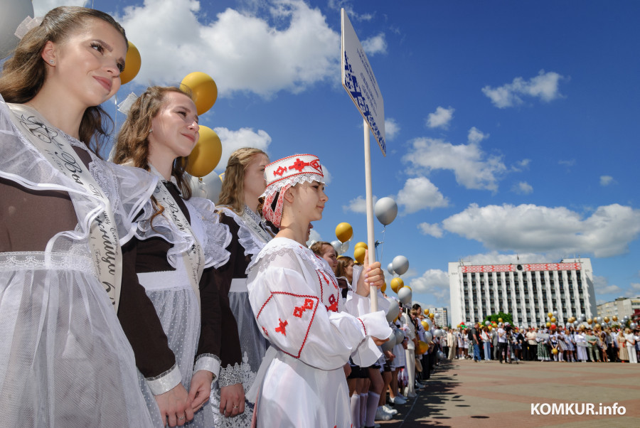 23.05.2026. Площадь им. В.И.Ленина. Шествие выпускников школ 2026 года на площадь имени В.И.Ленина и большой концерт.
