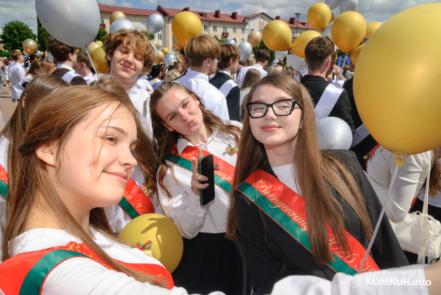 23.05.2026. Площадь им. В.И.Ленина. Шествие выпускников школ 2026 года на площадь имени В.И.Ленина и большой концерт.