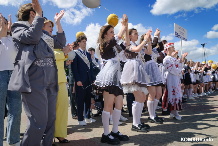 23.05.2026. Площадь им. В.И.Ленина. Шествие выпускников школ 2026 года на площадь имени В.И.Ленина и большой концерт.