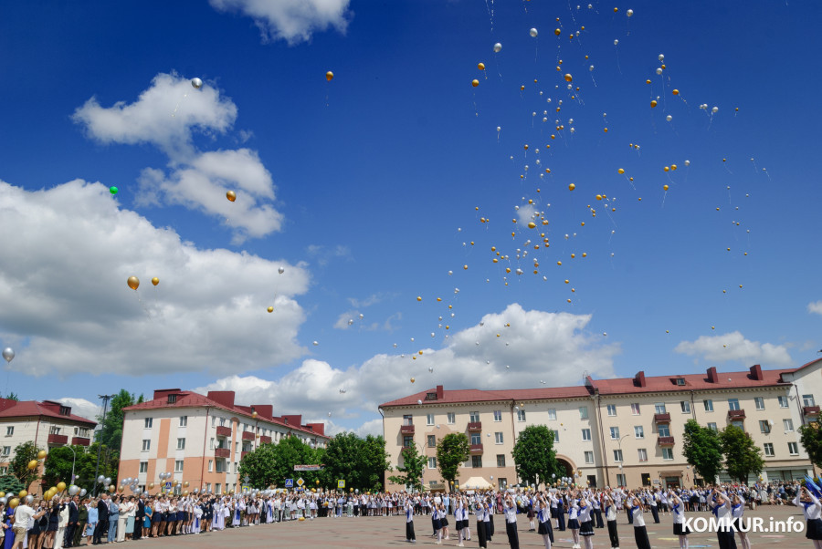 23.05.2026. Площадь им. В.И.Ленина. Шествие выпускников школ 2026 года на площадь имени В.И.Ленина и большой концерт.