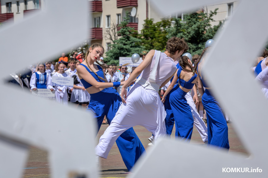23.05.2026. Площадь им. В.И.Ленина. Шествие выпускников школ 2026 года на площадь имени В.И.Ленина и большой концерт.