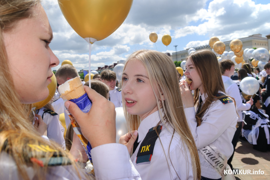 23.05.2026. Площадь им. В.И.Ленина. Шествие выпускников школ 2026 года на площадь имени В.И.Ленина и большой концерт.
