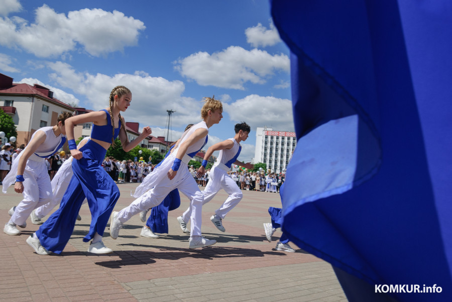 23.05.2026. Площадь им. В.И.Ленина. Шествие выпускников школ 2026 года на площадь имени В.И.Ленина и большой концерт.