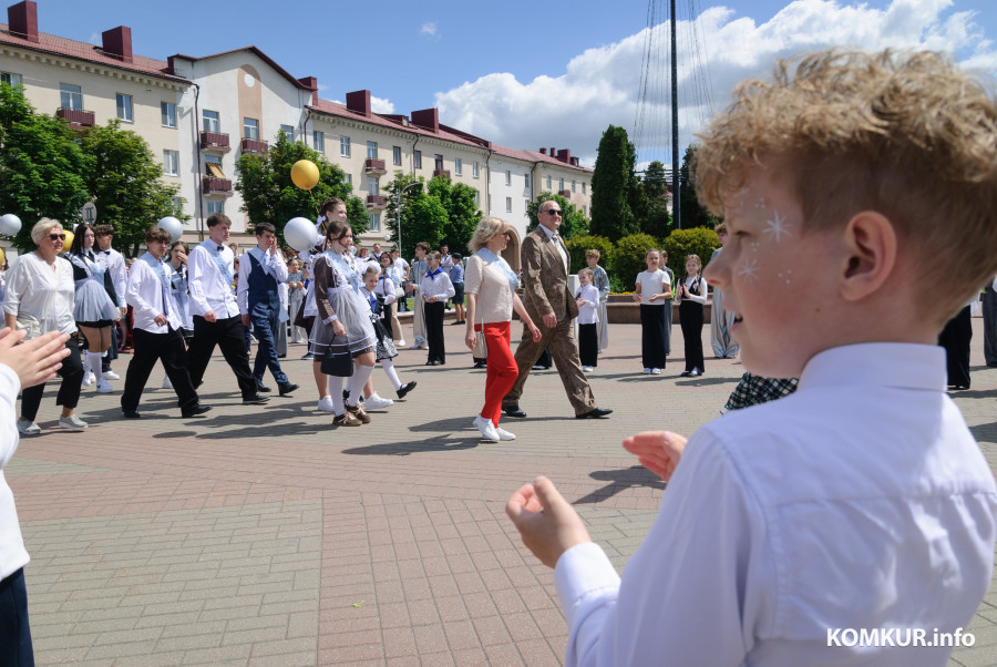 23.05.2026. Площадь им. В.И.Ленина. Шествие выпускников школ 2026 года на площадь имени В.И.Ленина и большой концерт.