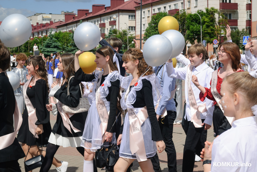 23.05.2026. Площадь им. В.И.Ленина. Шествие выпускников школ 2026 года на площадь имени В.И.Ленина и большой концерт.