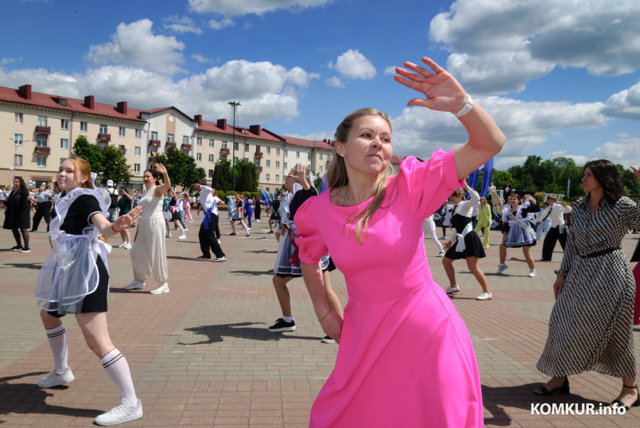 23.05.2026. Площадь им. В.И.Ленина. Шествие выпускников школ 2026 года на площадь имени В.И.Ленина и большой концерт.