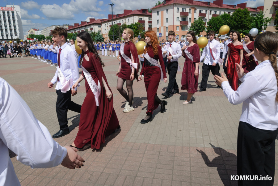 23.05.2026. Площадь им. В.И.Ленина. Шествие выпускников школ 2026 года на площадь имени В.И.Ленина и большой концерт.