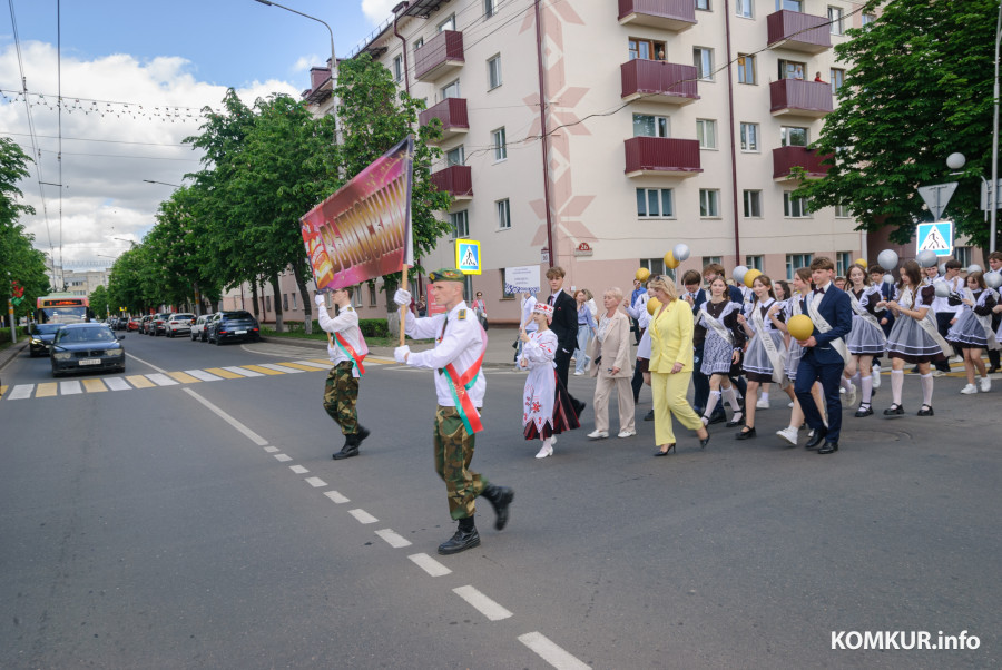 23.05.2026. Площадь им. В.И.Ленина. Шествие выпускников школ 2026 года на площадь имени В.И.Ленина и большой концерт.