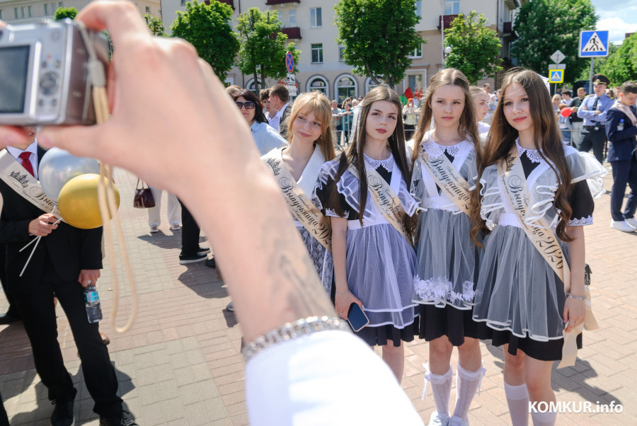 23.05.2026. Площадь им. В.И.Ленина. Шествие выпускников школ 2026 года на площадь имени В.И.Ленина и большой концерт.