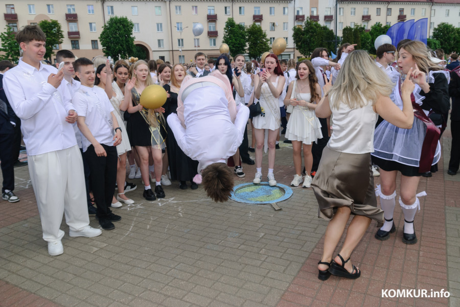 23.05.2026. Площадь им. В.И.Ленина. Шествие выпускников школ 2026 года на площадь имени В.И.Ленина и большой концерт.