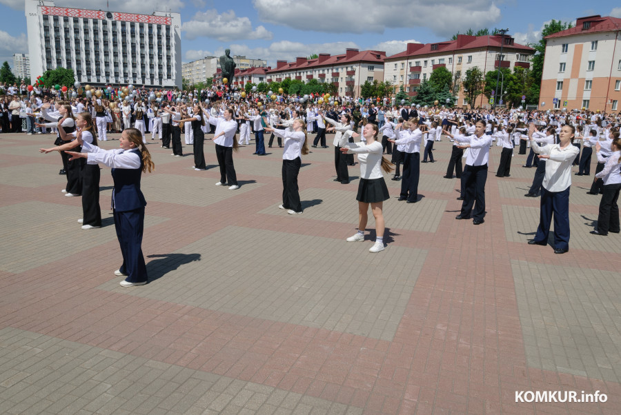 23.05.2026. Площадь им. В.И.Ленина. Шествие выпускников школ 2026 года на площадь имени В.И.Ленина и большой концерт.