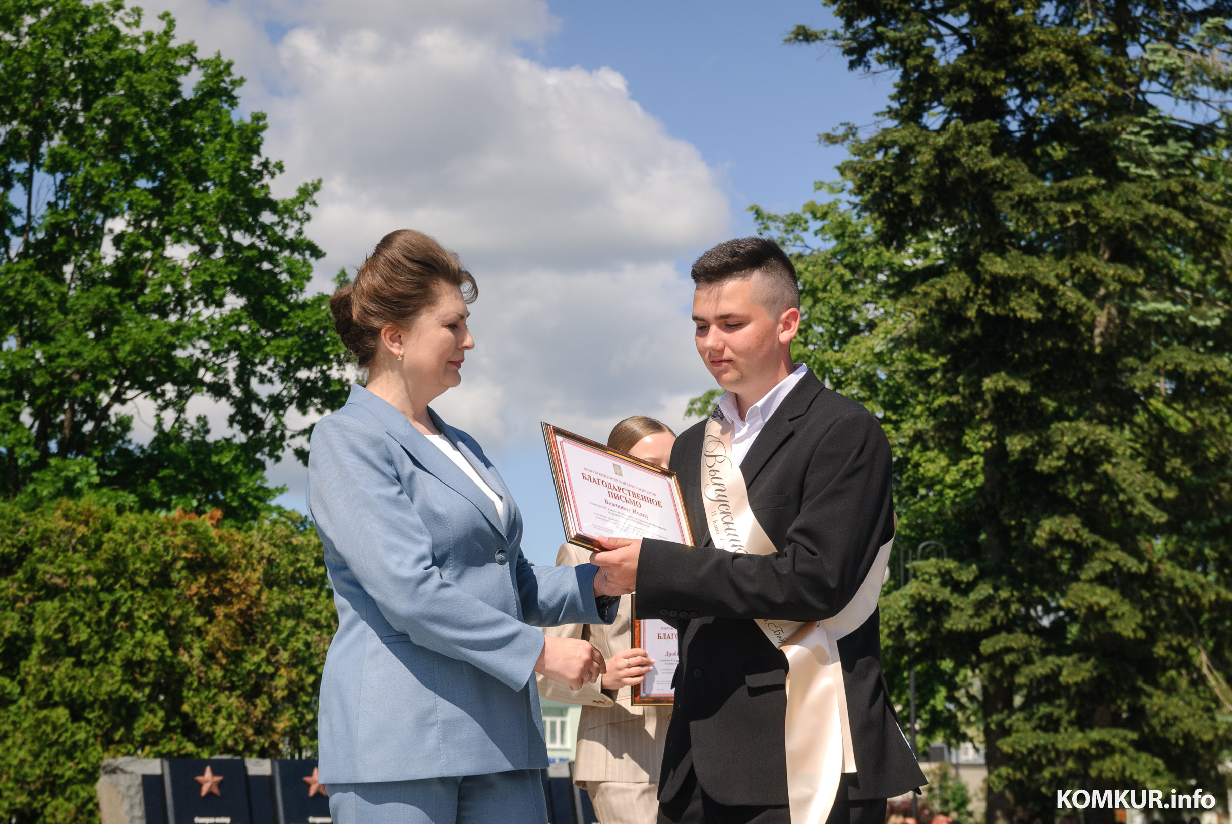23.05.2026. Площадь Победы. Торжественная линейка и последний звонок для выпускников школ 2026 года. Председатель Бобруйского городского Совета депутатов Ирина Рынейская вручает благодарственные письма отличникам учебы.