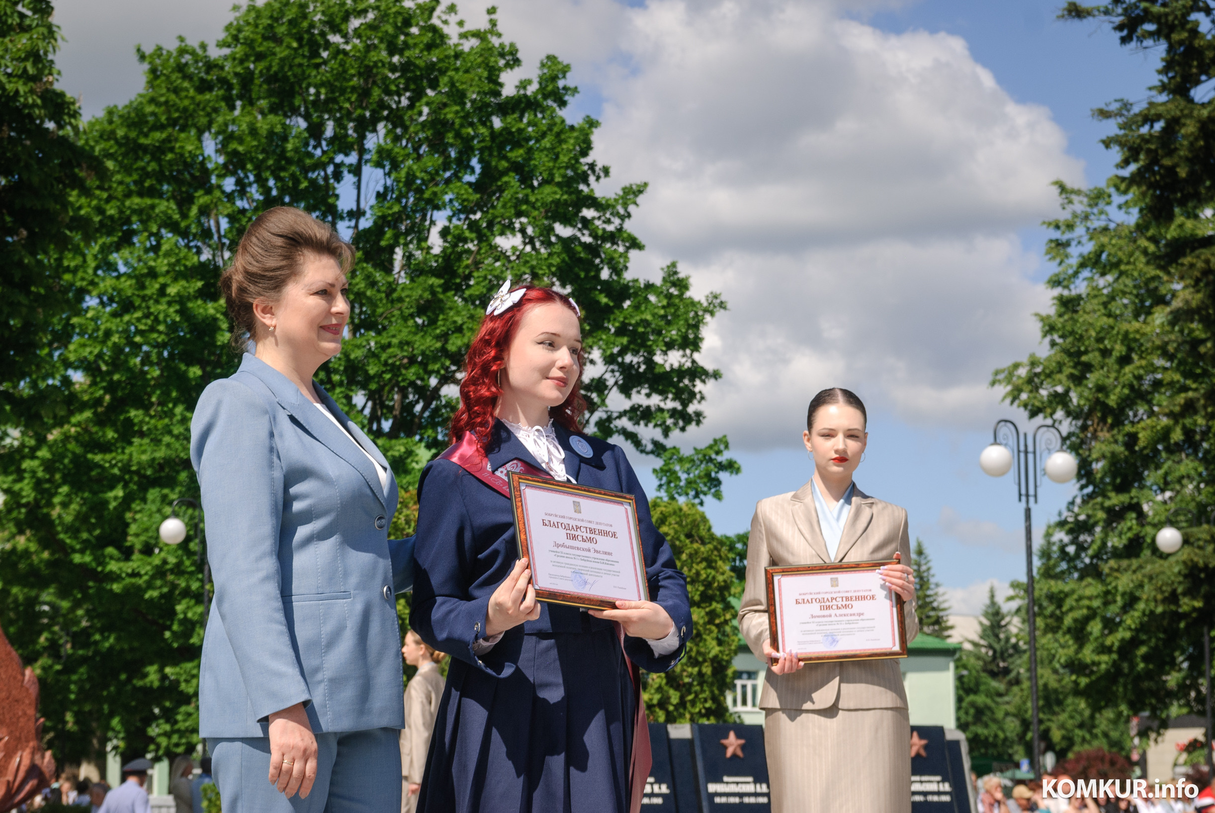 23.05.2026. Площадь Победы. Торжественная линейка и последний звонок для выпускников школ 2026 года. Председатель Бобруйского городского Совета депутатов Ирина Рынейская вручает благодарственные письма отличникам учебы.