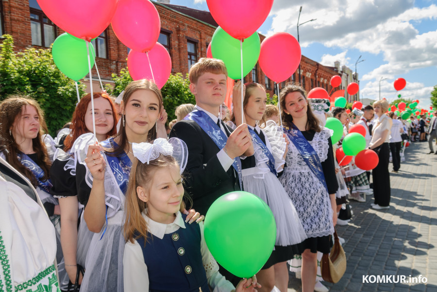 23.05.2026. Площадь Победы. Торжественная линейка и последний звонок для выпускников школ 2026 года.