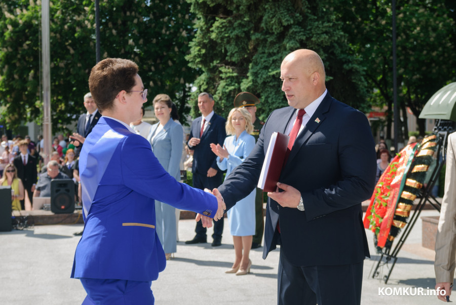 23.05.2026. Площадь Победы. Торжественная линейка и последний звонок для выпускников школ 2026 года. Председатель Бобруйского городского исполнительного комитета Максим Гурин награждает учащегося Бобруйской городской гимназии №2 специальной премией специального фонда Президента РБ по социальной поддержке одаренных учащихся и студентов.