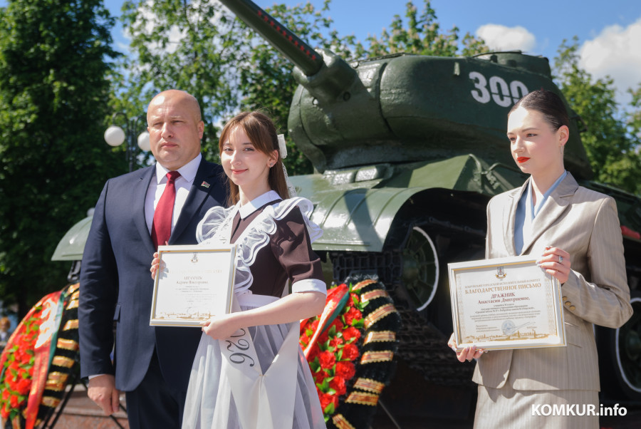 23.05.2026. Площадь Победы. Торжественная линейка и последний звонок для выпускников школ 2026 года.